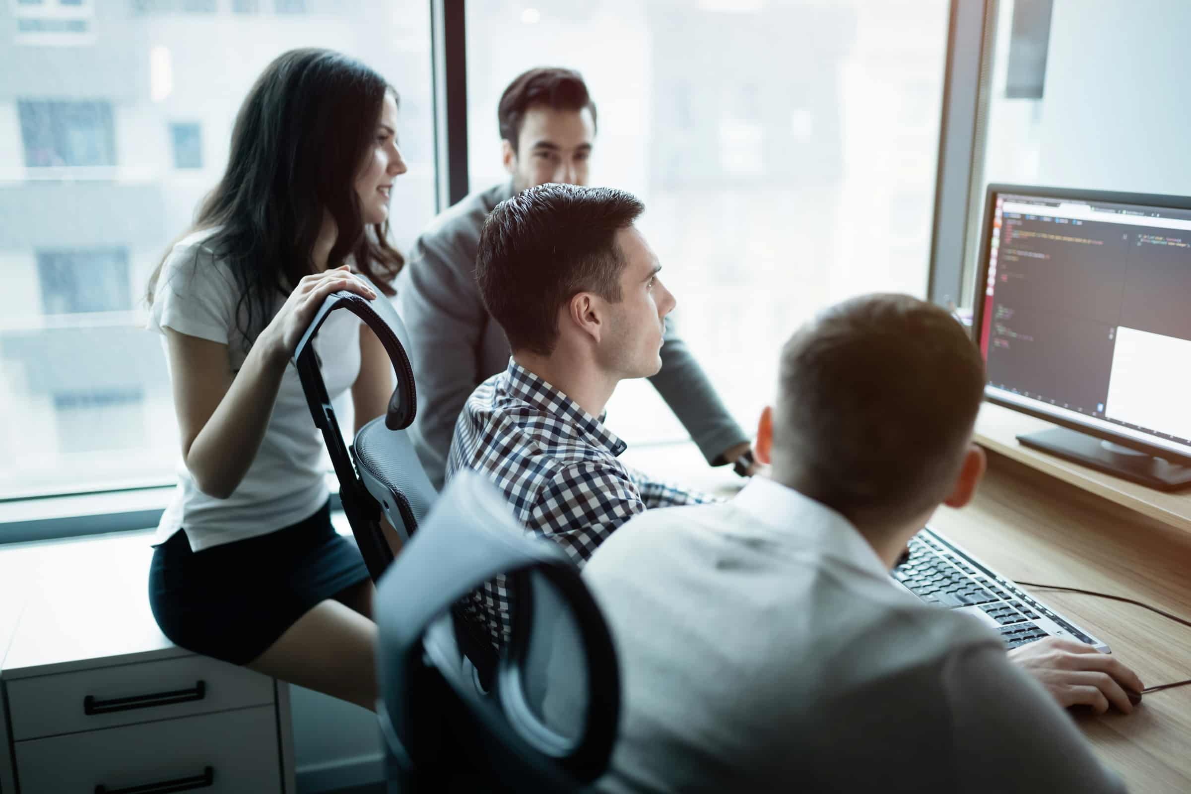 Equipo de trabajando en un proyecto